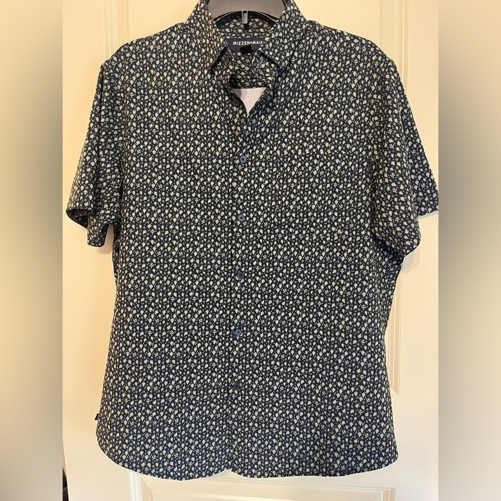 Mizzen+Main Men's Short Sleeve Shirt 
Sz Medium